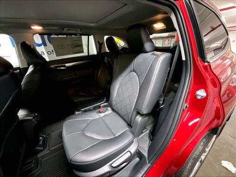 New 2026 Toyota Highlander Platinum AWD/4WD image 15