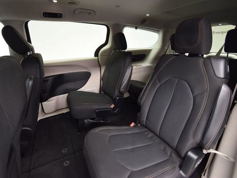 Used 2017 Chrysler Pacifica Touring image 18