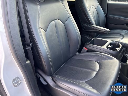 Used 2025 Chrysler Pacifica Select image 58