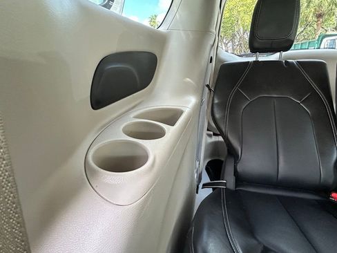 Used 2024 Chrysler Pacifica Touring-L image 34