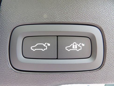 New 2026 Volvo XC60 B5 Plus w/ Protection Package Premier image 25