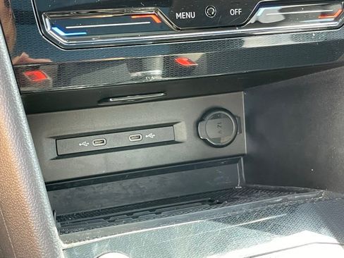 Certified 2025 Volkswagen Taos SE image 22