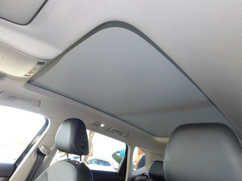 Used 2022 Volkswagen Taos SE w/ Panoramic Sunroof Package image 18