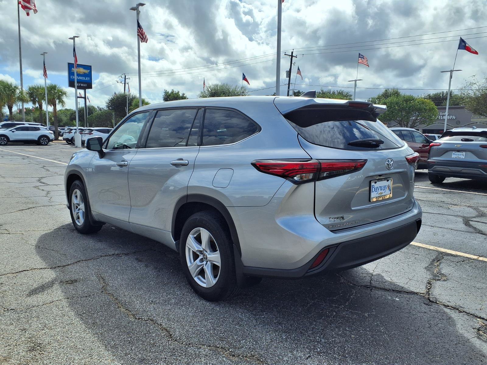 Used 2022 Toyota Highlander LE AWD/4WD image 23