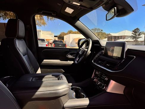 Used 2024 GMC Yukon XL SLT image 32