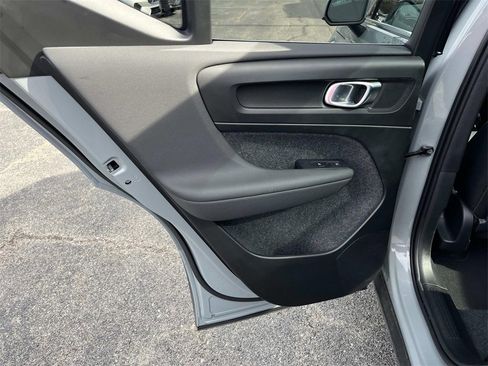 Used 2025 Volvo XC40 B5 Core w/ Climate Package image 18