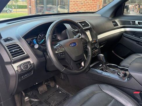 Used 2017 Ford Explorer XLT w/ Equipment Group 202A AWD/4WD image 31