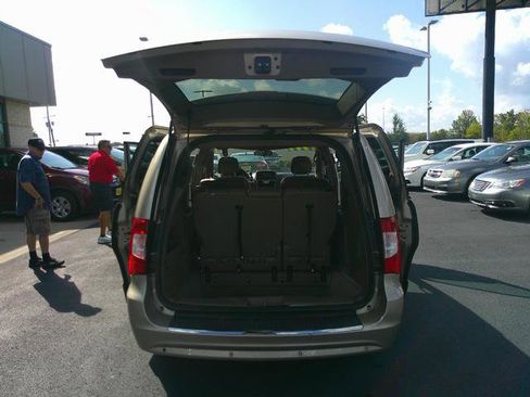 Used 2012 Chrysler Town & Country Touring-L w/ Entertainment Group #2 image 5