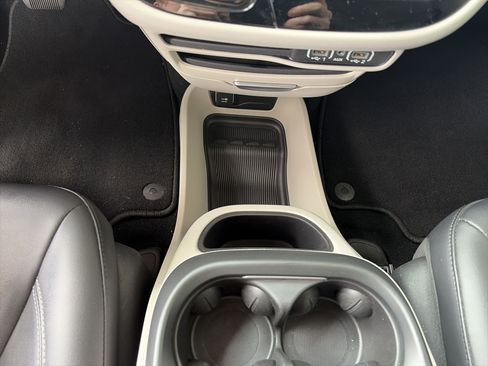 Used 2024 Chrysler Pacifica Touring-L image 29