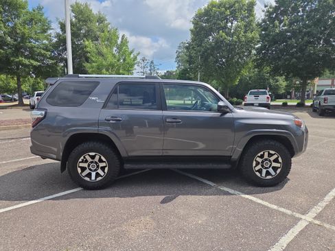 Used 2018 Toyota 4Runner TRD Off-Road AWD/4WD image 2
