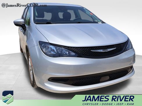 Used 2023 Chrysler Voyager LX FWD image 9