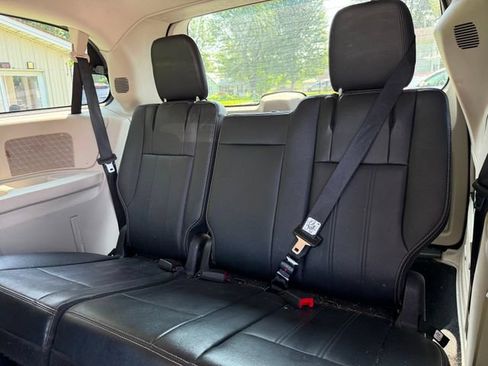 Used 2013 Chrysler Town & Country Touring FWD image 9