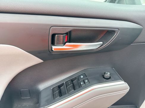 Used 2022 Toyota Highlander XLE image 15