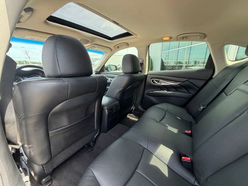 Used 2015 INFINITI Q70 3.7 RWD image 17