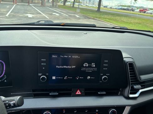 Used 2025 Kia Sportage LX image 17