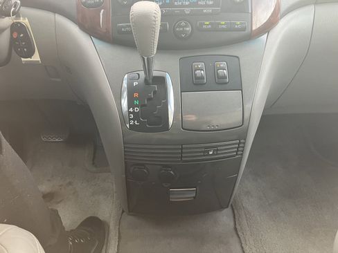 Used 2004 Toyota Sienna XLE image 10