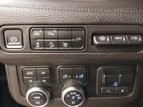Used 2022 GMC Yukon Denali w/ Denali Ultimate Package AWD/4WD image 25