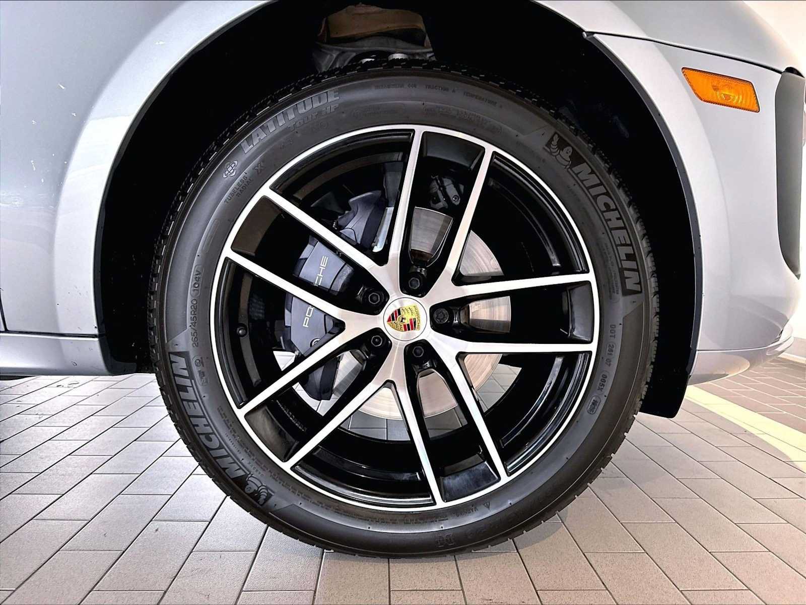 Used 2026 Porsche Macan AWD/4WD image 15