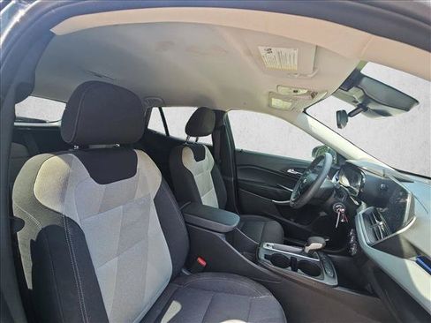 Used 2025 Chevrolet Trax LS w/ LS Convenience Package FWD image 13