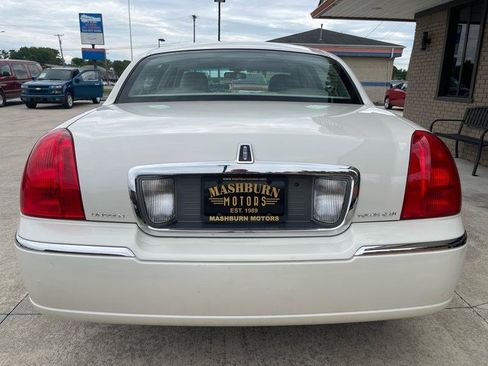 Used 2003 Lincoln Town Car Executive RWD image 12