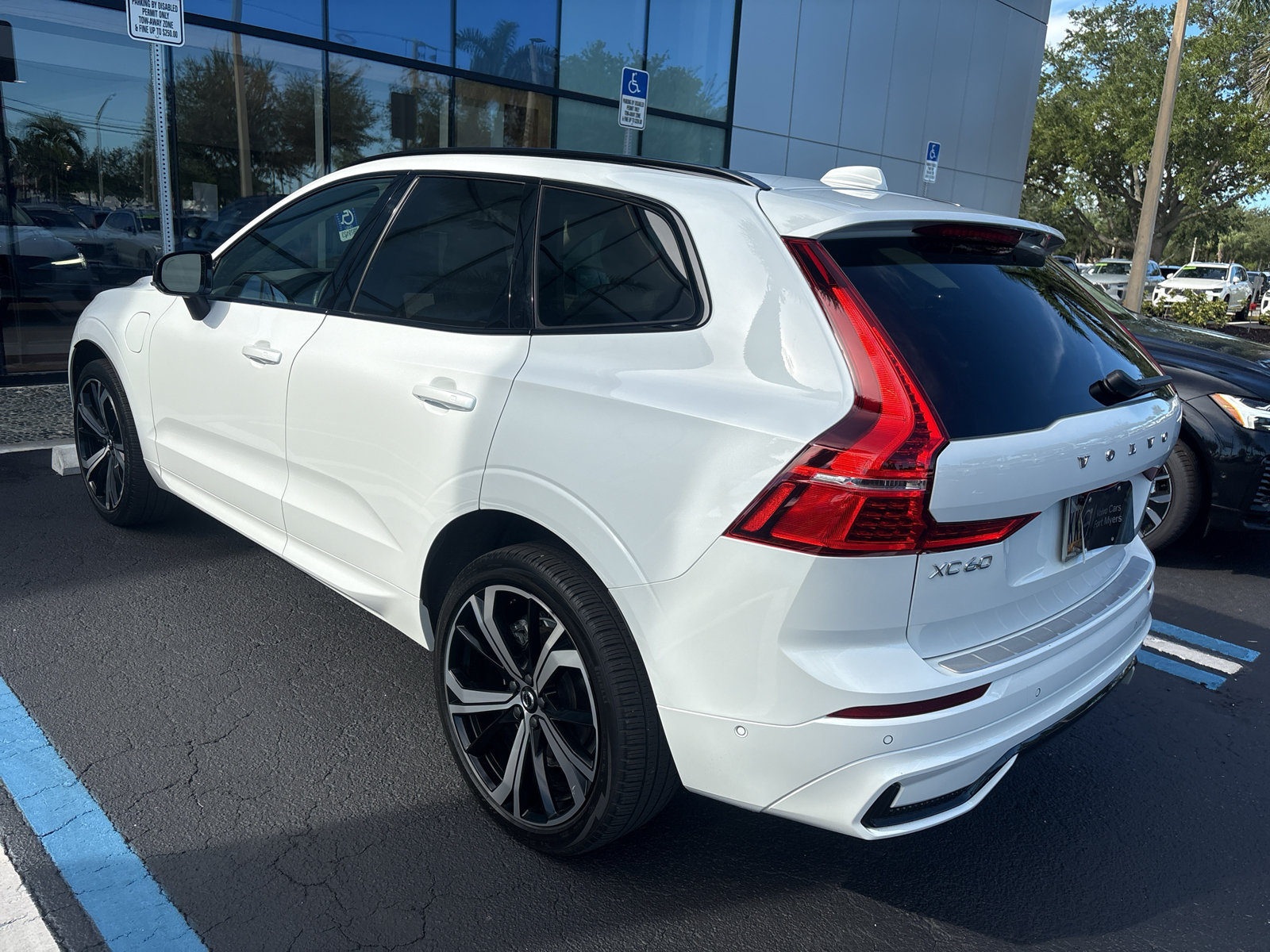 Used 2025 Volvo XC60 T8 Ultra w/ Protection Package Premier AWD/4WD image 6