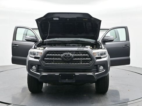 Used 2017 Toyota Tacoma TRD Off-Road image 40