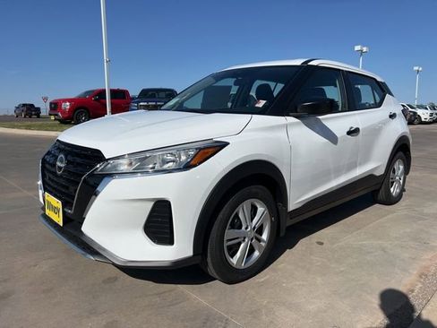 Used 2025 Nissan Kicks Play S image 3