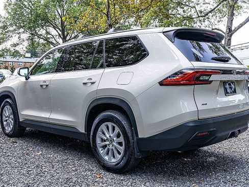 Used 2024 Toyota Grand Highlander AWD image 4