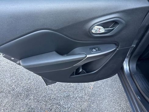 Used 2019 Jeep Cherokee Limited image 14