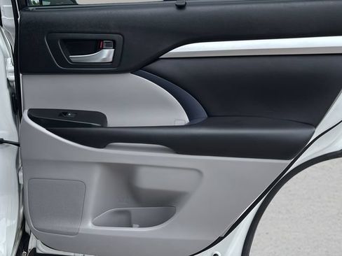 Used 2018 Toyota Highlander XLE FWD image 15