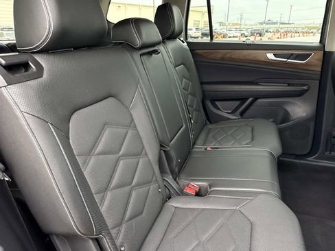 Used 2025 Volkswagen Atlas SE image 18