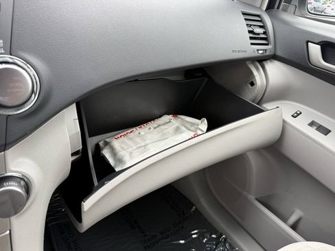 Used 2011 Toyota Highlander 4WD w/ Tech Pkg image 24