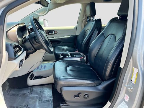 Used 2018 Chrysler Pacifica Touring-L image 20