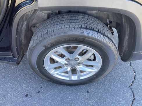 Used 2023 Jeep Grand Cherokee L Laredo image 11