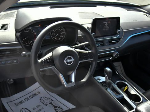 Used 2024 Nissan Altima 2.5 SV FWD image 14