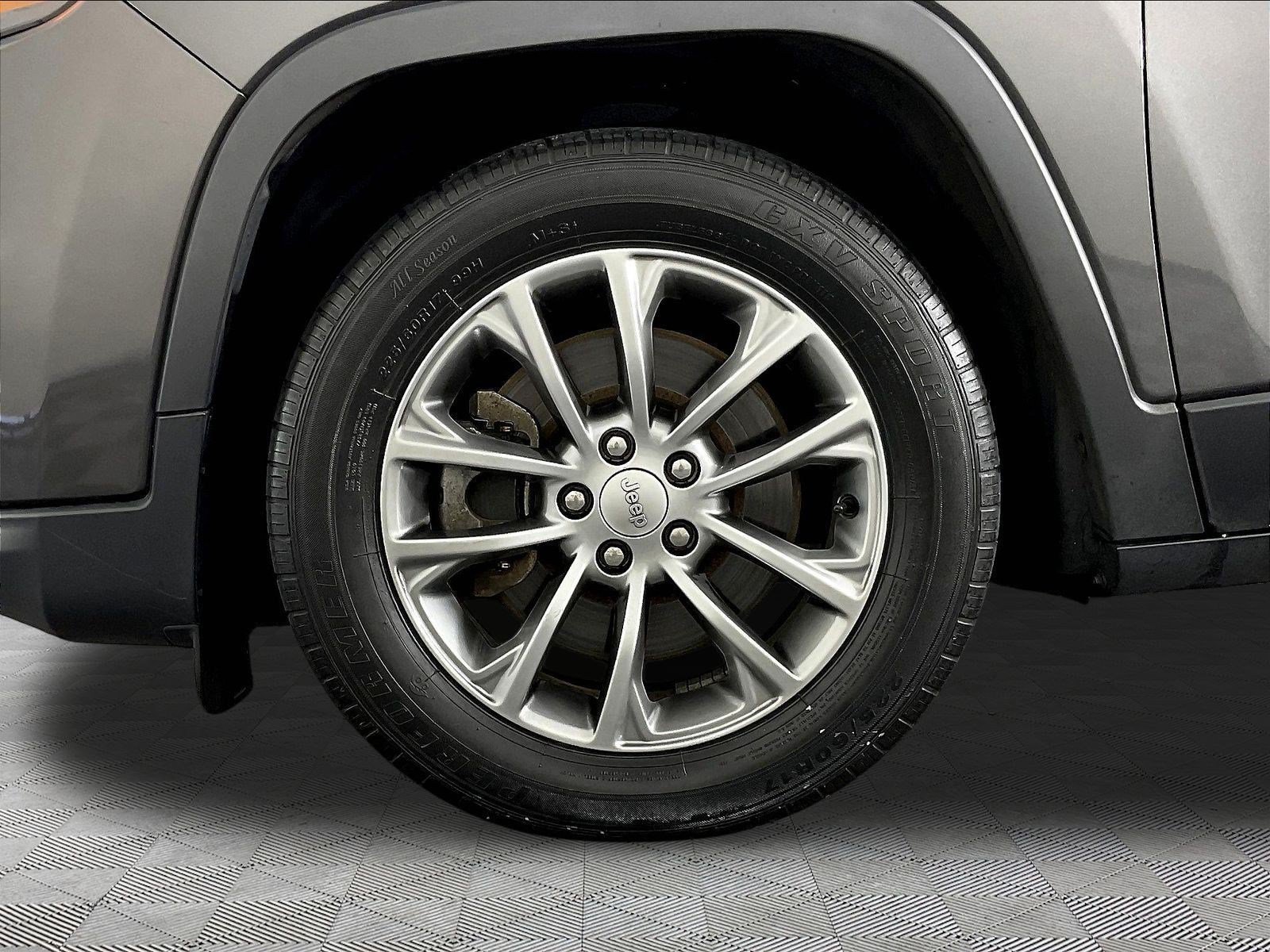 Used 2020 Jeep Cherokee Latitude Plus FWD image 33