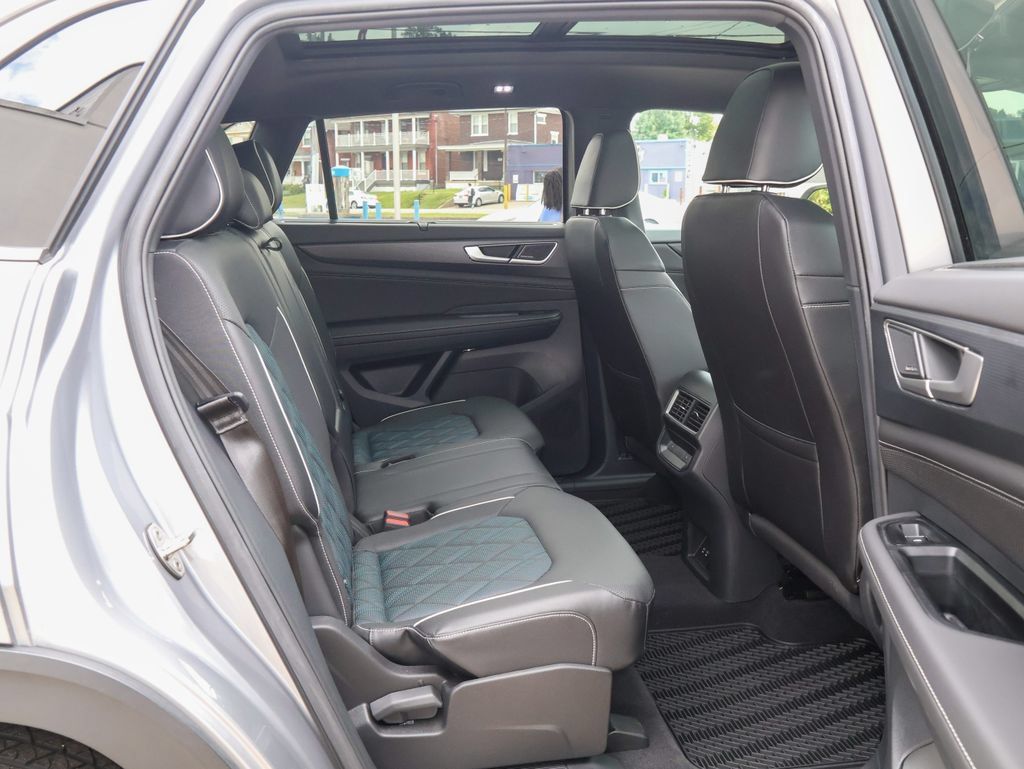 Used 2024 Volkswagen Atlas Cross Sport SEL Premium R-Line AWD/4WD image 33
