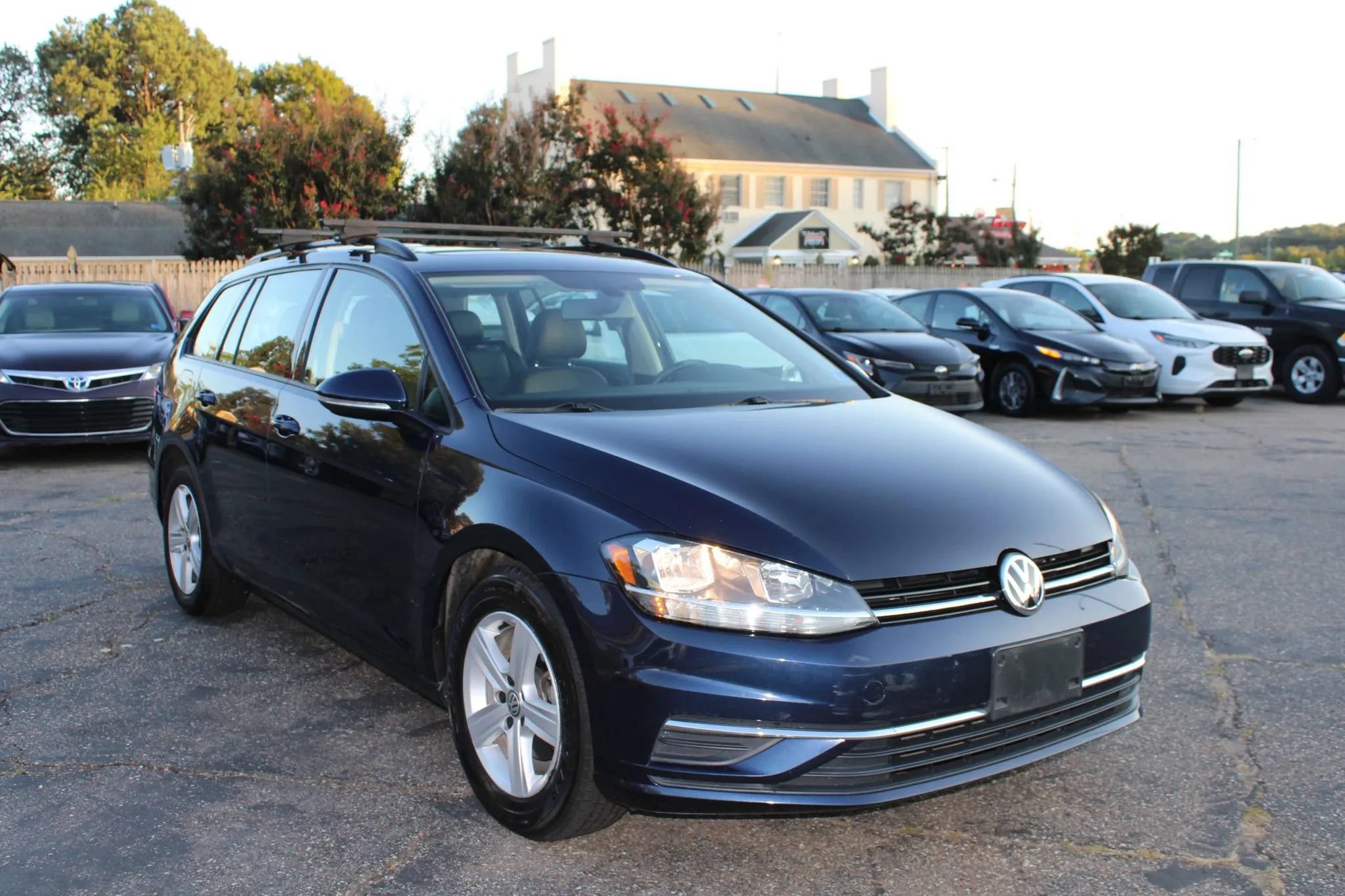 Used 2018 Volkswagen Golf SE FWD image 3