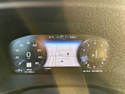 Certified 2022 Volvo XC40 T5 Momentum w/ Premium Package image 7