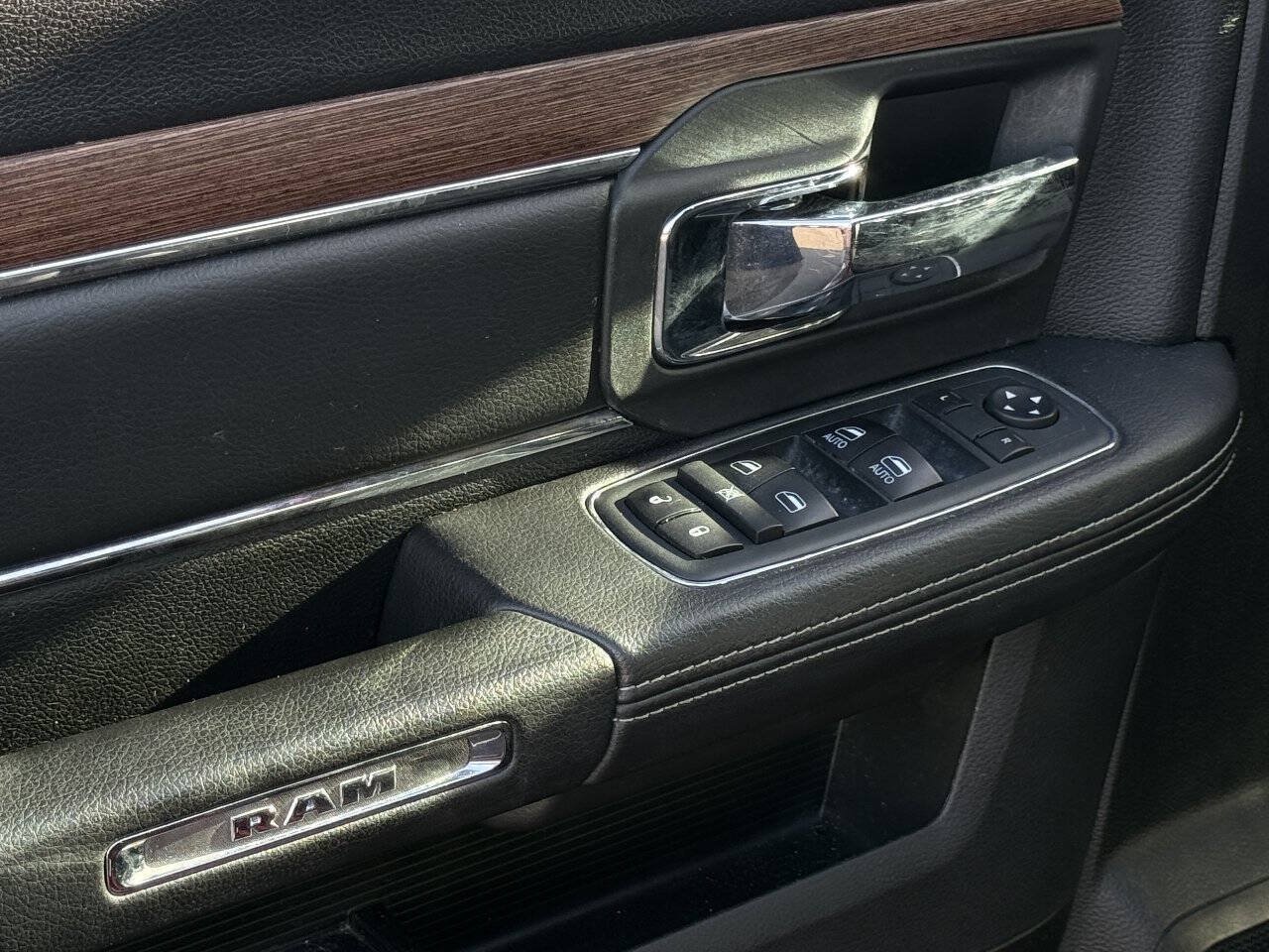 Used 2018 RAM 1500 Laramie AWD/4WD image 18