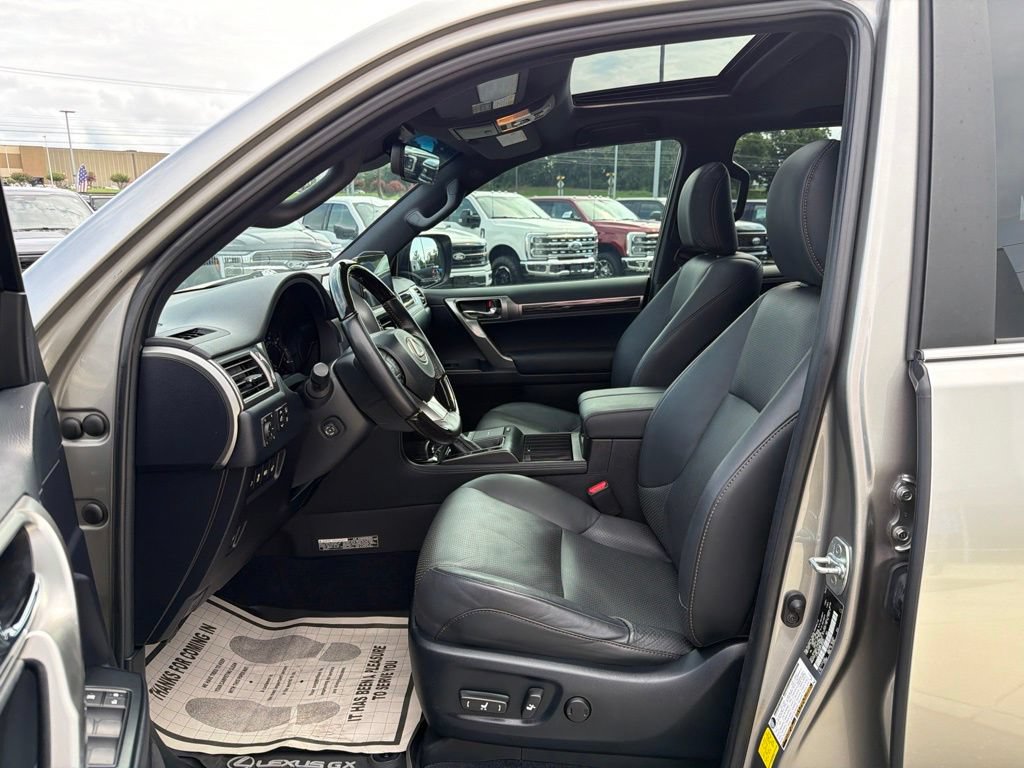 Used 2023 Lexus GX 460 Luxury w/ Accessory Package AWD/4WD image 11