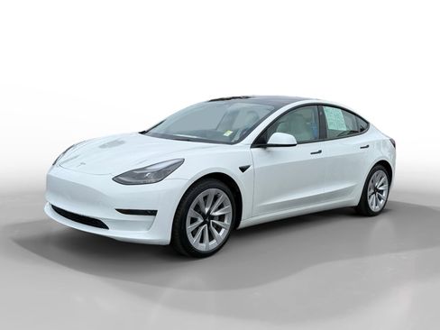 Used 2023 Tesla Model 3 Standard Range image 1
