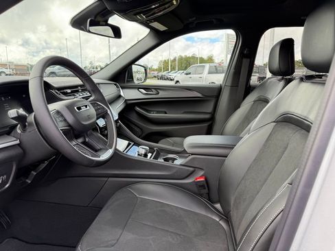 New 2025 Jeep Grand Cherokee Altitude image 9
