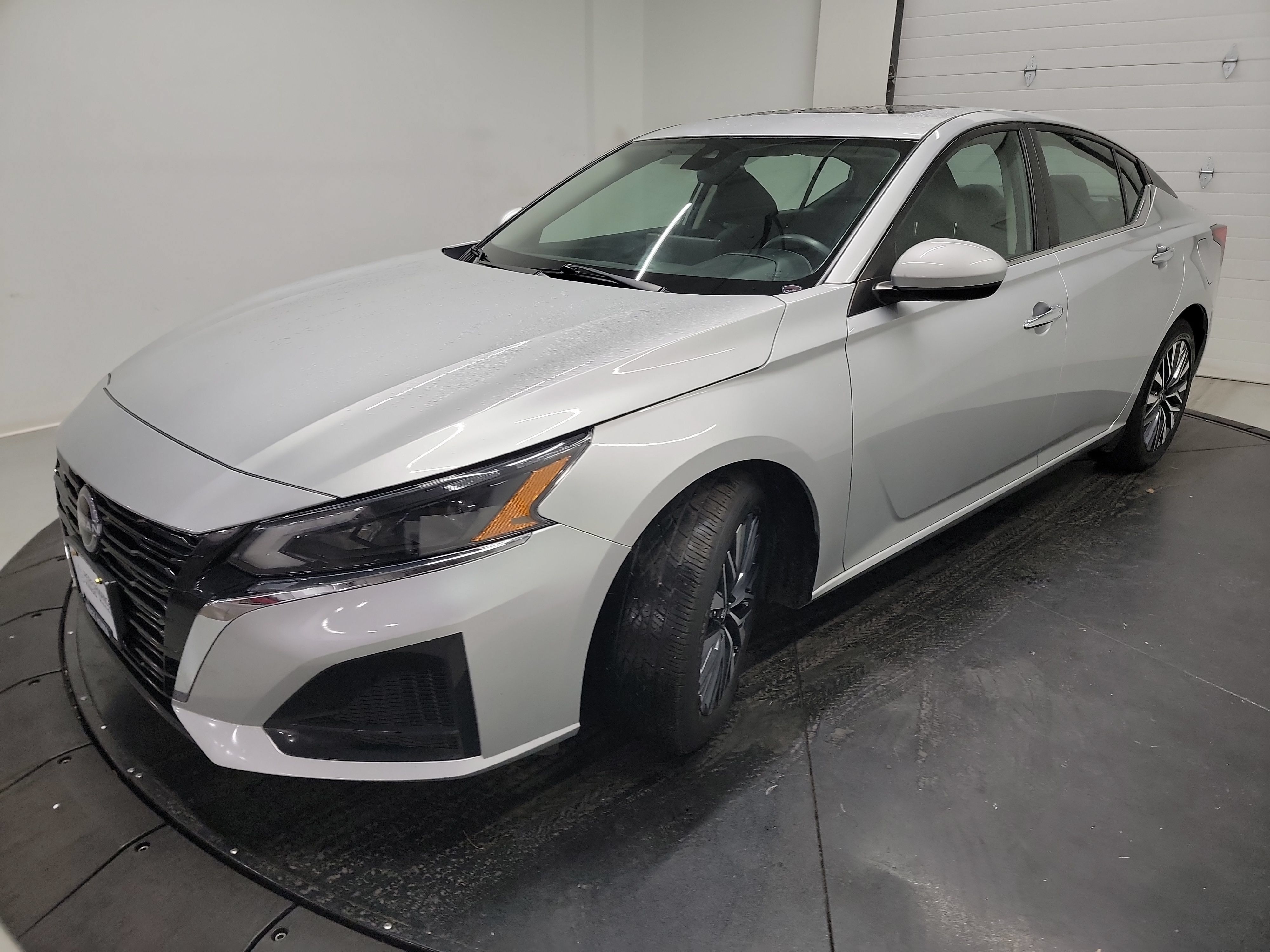 Used 2023 Nissan Altima 2.5 SV w/ SV Premium Package FWD image 3