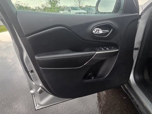 Used 2019 Jeep Cherokee Latitude w/ Cold Weather Group AWD/4WD image 24