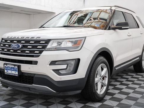Used 2017 Ford Explorer XLT w/ Equipment Group 202A AWD/4WD image 3