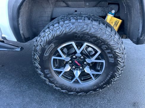 Used 2023 GMC Canyon AT4X image 15