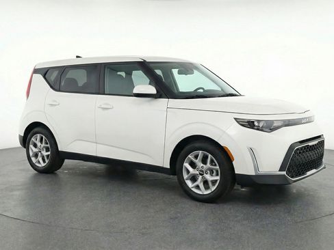 Used 2025 Kia Soul LX w/ LX Technology Package FWD image 1