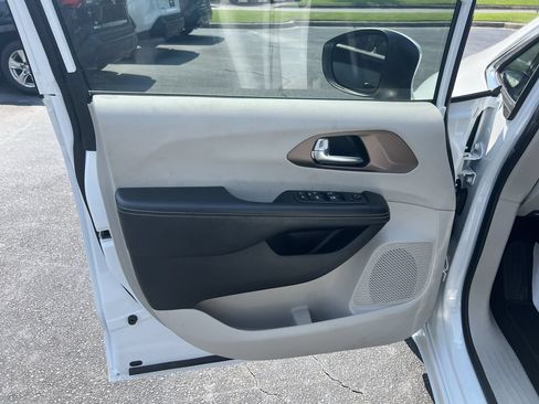 Used 2022 Chrysler Voyager LX FWD image 14