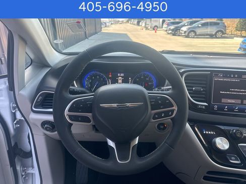 Used 2022 Chrysler Pacifica Touring-L image 48